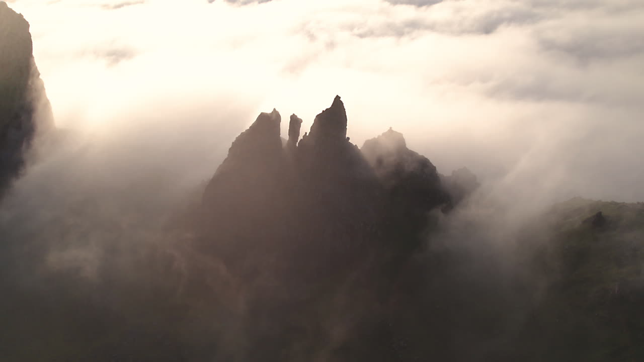 volando cerca del anciano de la formación rocosa storr en la isla de skye, escocia