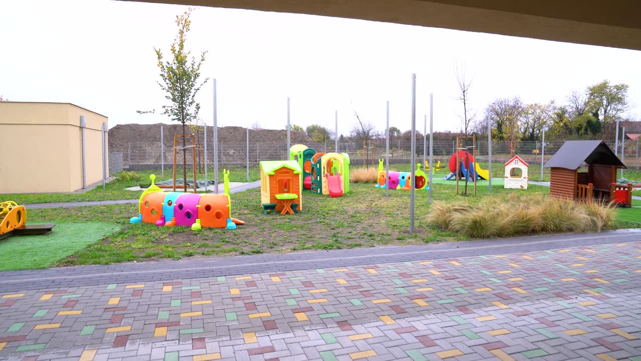 Parque Infantil Exterior Vazio de Jardim de Infância com Brinquedos Coloridos.