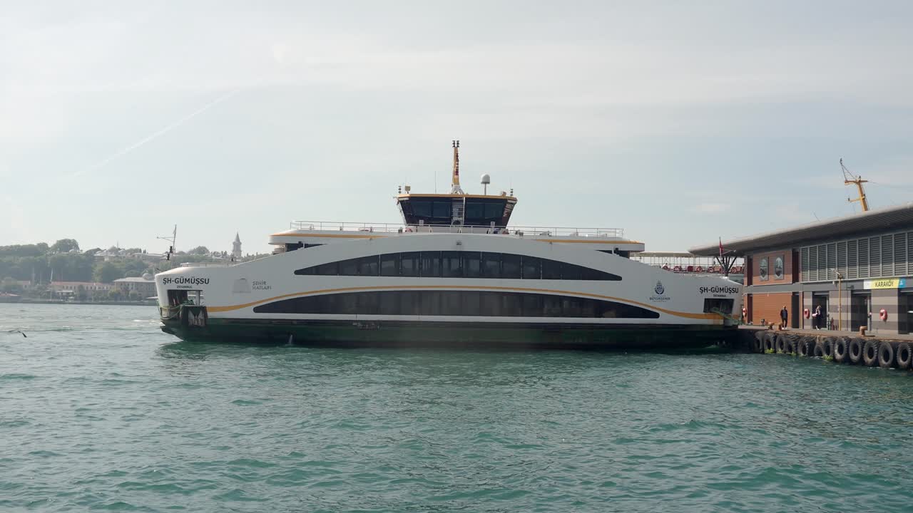 Traghetto bianco attraccato al porto di Istanbul