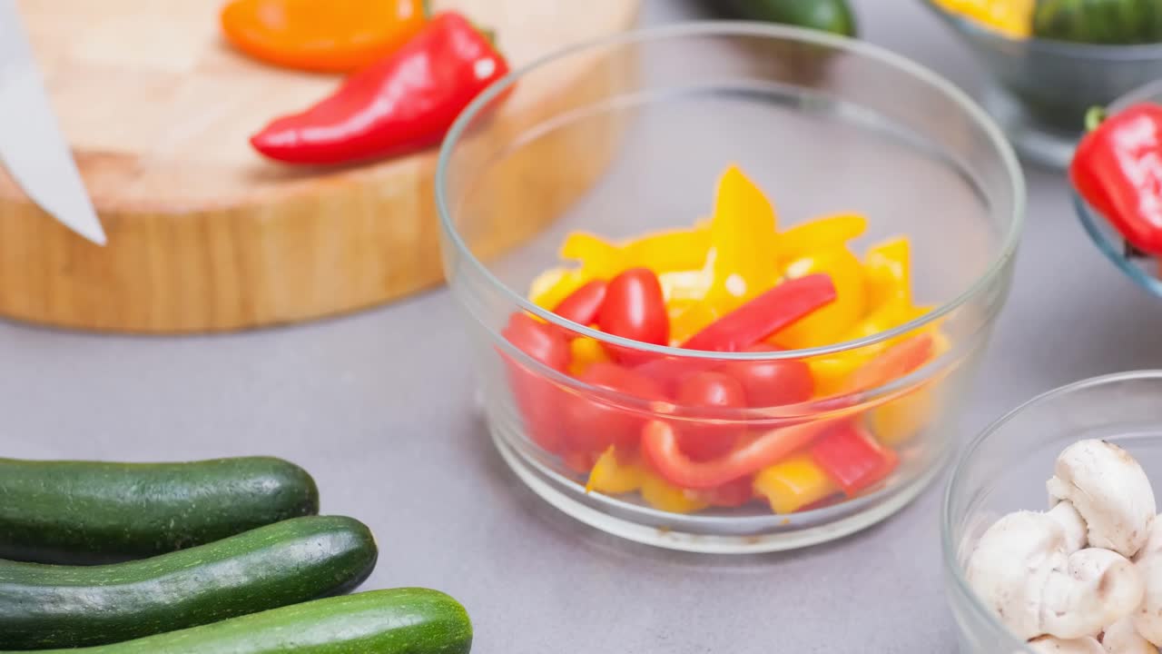 채소와 함께 신선한 유기농 채식주의 음식의 비디오