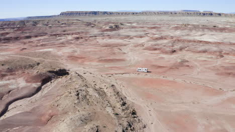 Eine-Sanfte-Luftaufnahme-Eines-Wohnmobils,-Das-Auf-Einem-Amerikanischen-Roadtrip-Durch-Die-Wüste-Von-Utah-Fährt