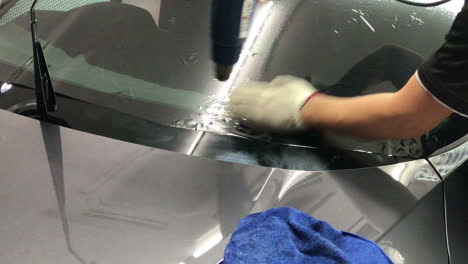 installs a tint film for the car glass