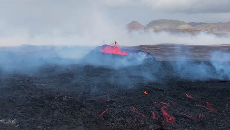 Vulkanausbruch-Roter-Lava-Aus-Schwarzem-Lavabett