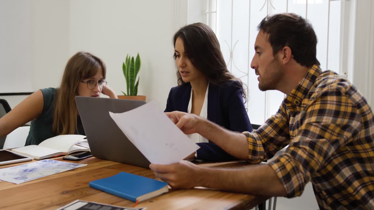 profesionales creativos de la generación del milenio trabajando en una oficina creativa