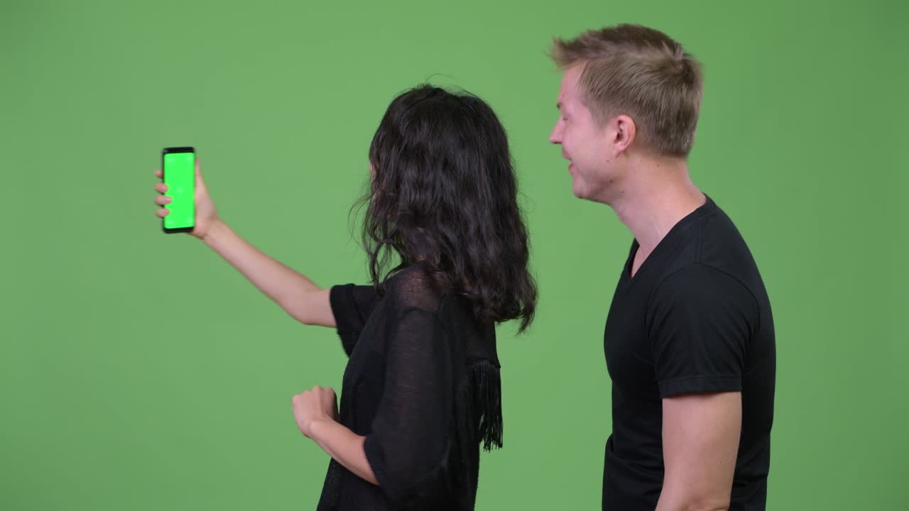 Casal jovem mostrando o celular juntos