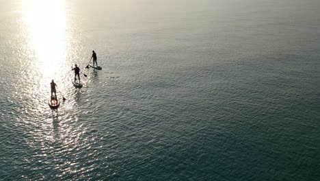 mujer remando al amanecer en el golfo de méxico