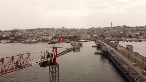 Drohnenaufnahmen-Der-Galata-Brücke-über-Istanbul-Mit-Türkischer-Flagge