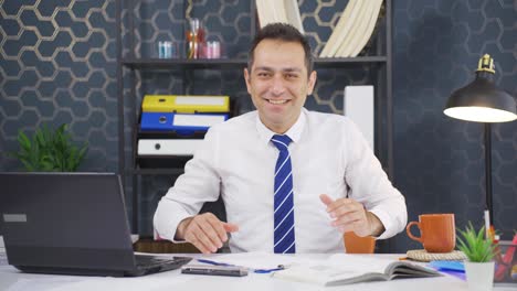 hombre de negocios aplaudiendo mientras mira a la cámara con orgullo y alegría.