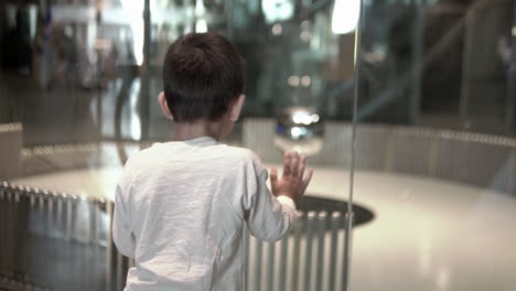 Niño-En-El-Museo-De-Ciencias-Mirando-El-Péndulo-De-Foucault