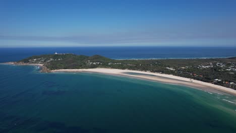vista panorámica de la bahía de byron, playa de clarkes en el noroeste de australia - toma de avión no tripulado