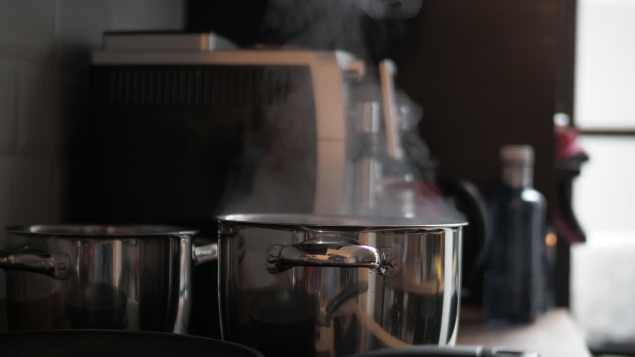 vapor en la olla en la cocina