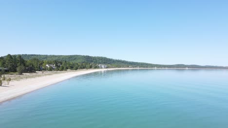 Häuser-Entlang-Der-Sandküste-Am-Lake-Michigan,-Luftdrohnenansicht