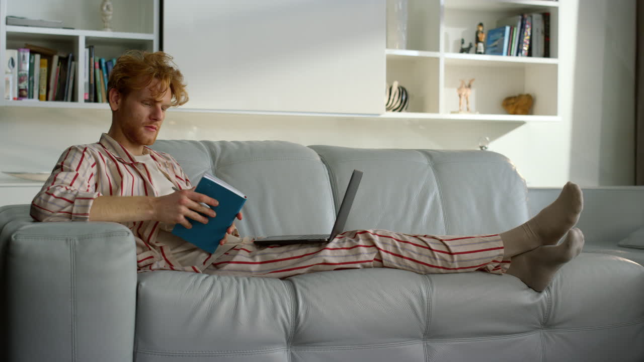 freelancer hablando reunión virtual en el sofá. feliz estudiante terminando el día de estudio