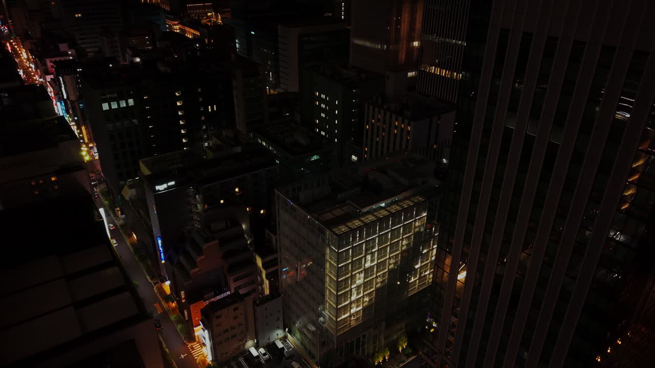 Vista notturna del paesaggio urbano con edifici illuminati