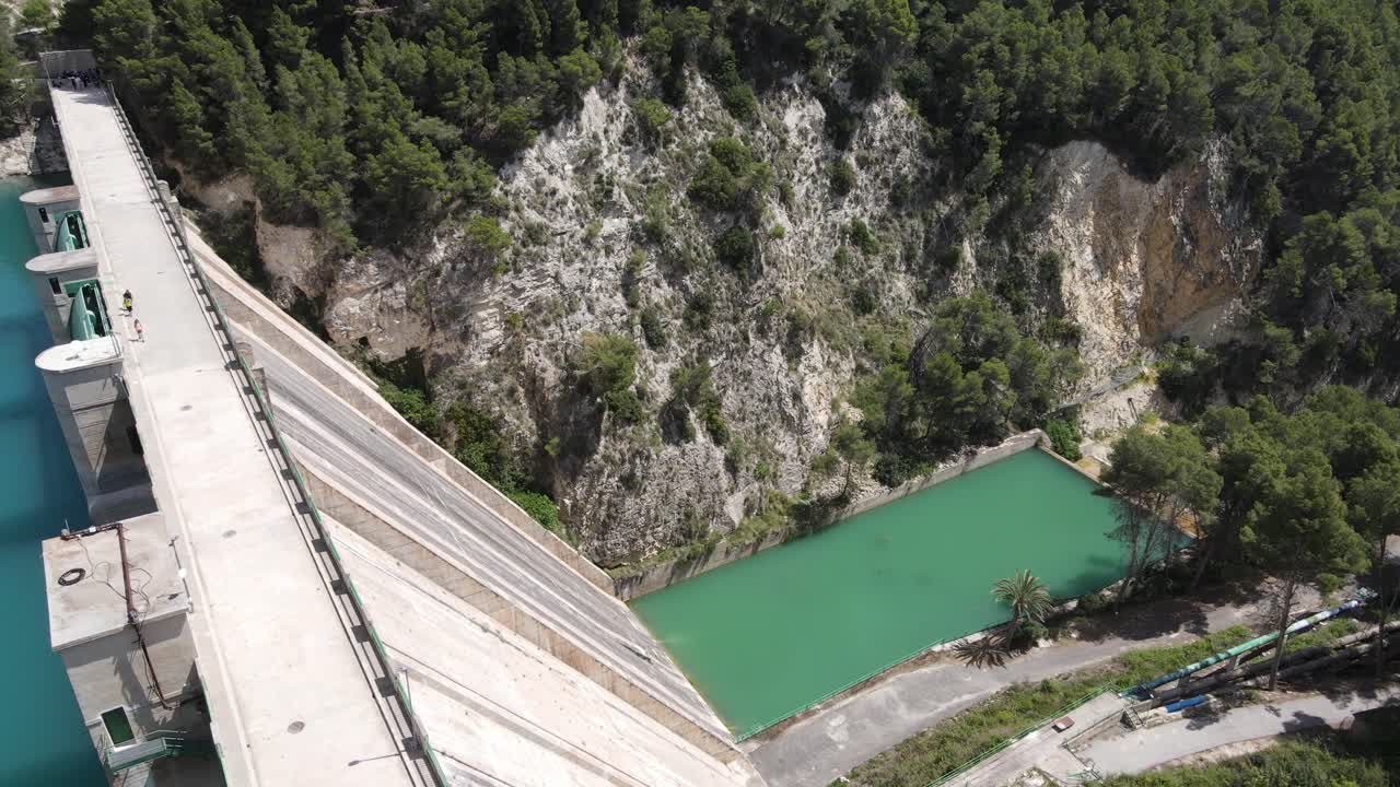 удивительная водная плотина с гуляющими людьми, пышный зеленый лес и солнечная теплая погода