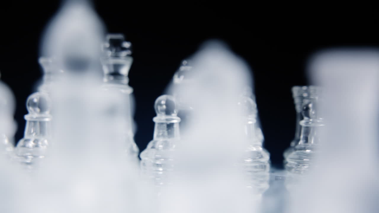 두 개의 다른 전체 세트의 유리 조각, 천천히 회전하는 화려한 체스 보드