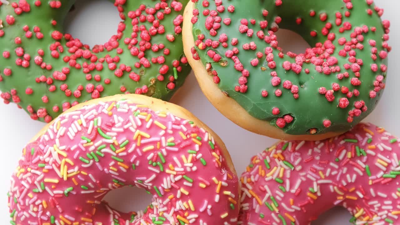rotación de primer plano extremo de la composición de rosquillas frescas apetitosas listo para el café desayuno desayuno