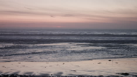 The-sunsets-over-a-beach-in-Cardiff,-California