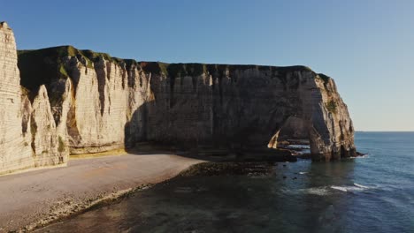 los impresionantes acantilados de étretat, francia