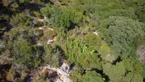 excursionista caminando por un sendero en medio de la vegetación mediterránea de la isla de kefalonia en grecia