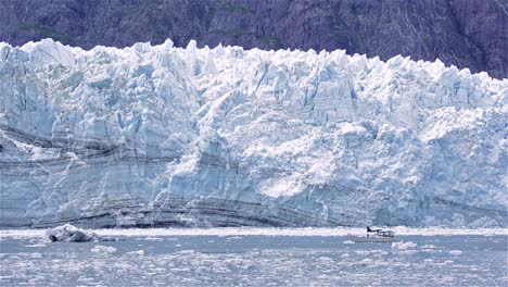 Velero-En-Frente-Del-Glaciar-Tidewater-Margerie-Parto-En-El-Parque-Nacional-De-Glacier-Bay-Alaska