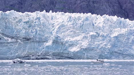 velero en frente del glaciar tidewater margerie parto en el parque nacional de la bahía de los glaciares alaska