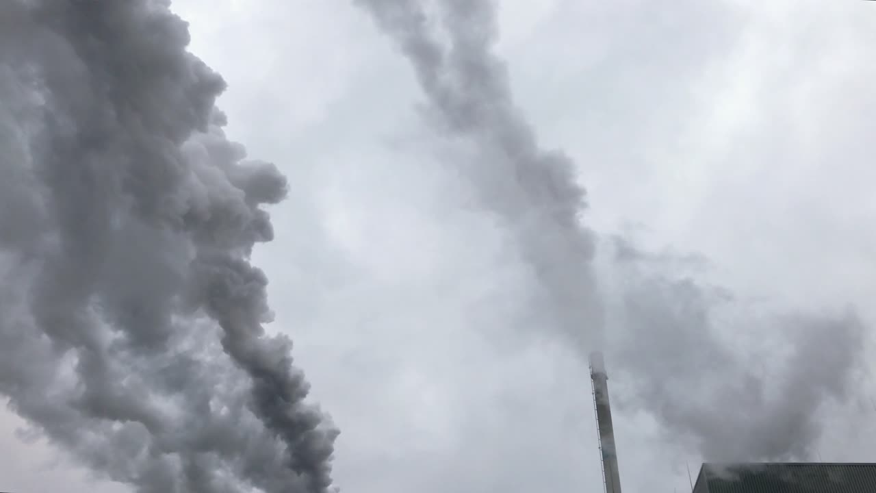 inquinamento da fumi e vapori di co2 dovuto alle emissioni di fumi industriali