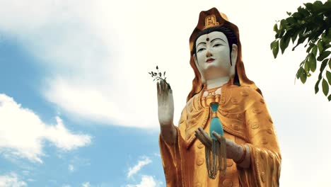 Goldene-Buddhistische-Statue,-Die-Im-Gottesdienst-Die-Hände-Hebt,-Thailand