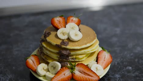 American-Pancakes-With-Strawberries-And-Bananas,-4k-Footage