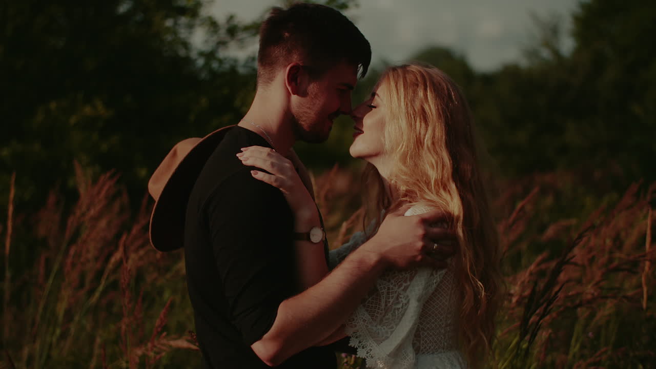 retrato de pareja amorosa hippie joven relación de amor emocional 3