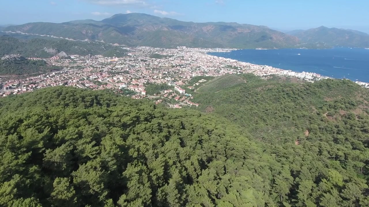 Vista Aérea da Cidade Costeira de Marmaris e Montanhas Arborizadas