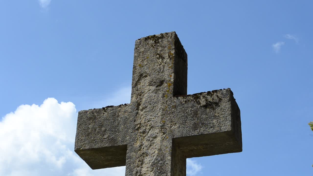 Cruz contra el cielo. Leópolis, Ucrania. Cementerio de Lychakiv, el complejo histórico y conmemorativo (desde 1991) en Leópolis, en el distrito histórico de Lychakiv, uno de los cementerios más antiguos de Ucrania.