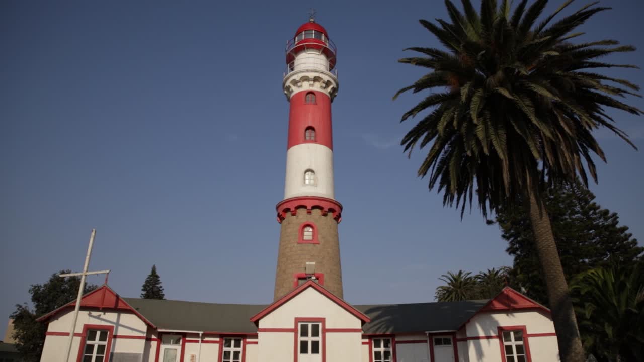 나미비아 의 역사적 인 스 ⁇ 코프문트 등대 의 광각 전면  ⁇