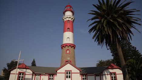 Eine-Weitwinkel-Frontaufnahme-Des-Historischen-Leuchtturms-Von-Swakopmund-In-Namibia