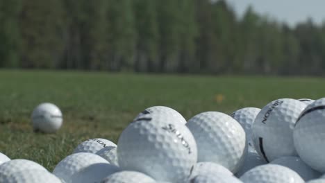 bolas de golf en un campo de golf