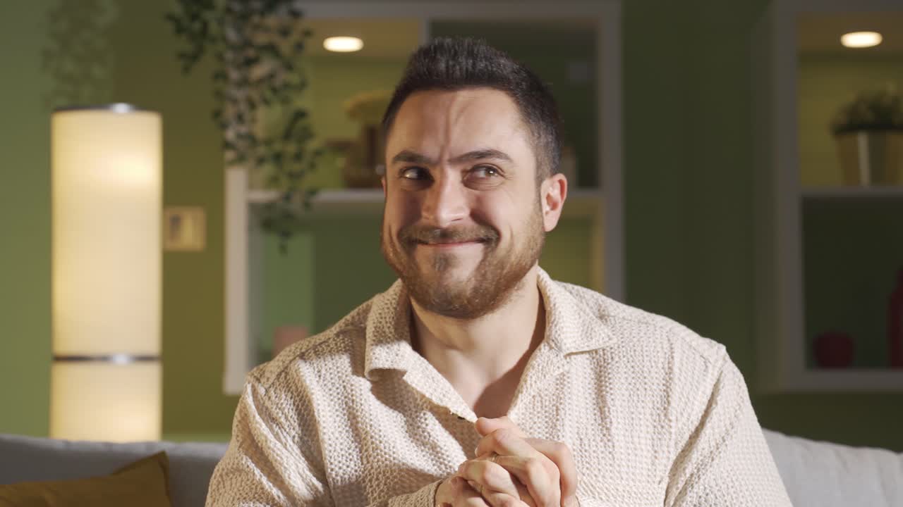 L'uomo con schizofrenia inizia a ridere da solo