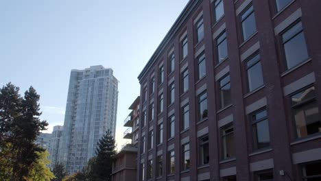 vancouver, canadá - una vista de rascacielos y estructuras contemporáneas en el centro de la ciudad - de cerca