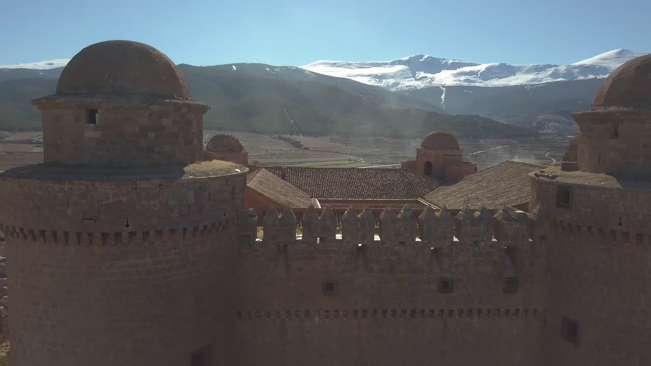 drone disparó alrededor de las torres del castillo de la calahorra en granada, españa