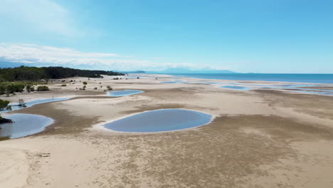 toma de drones de pozas de marea en la isla fitzroy en australia
