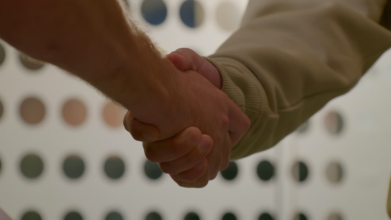 Un apretón de manos de negocios.