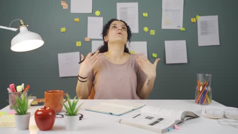 una estudiante que está abrumada por el calor.