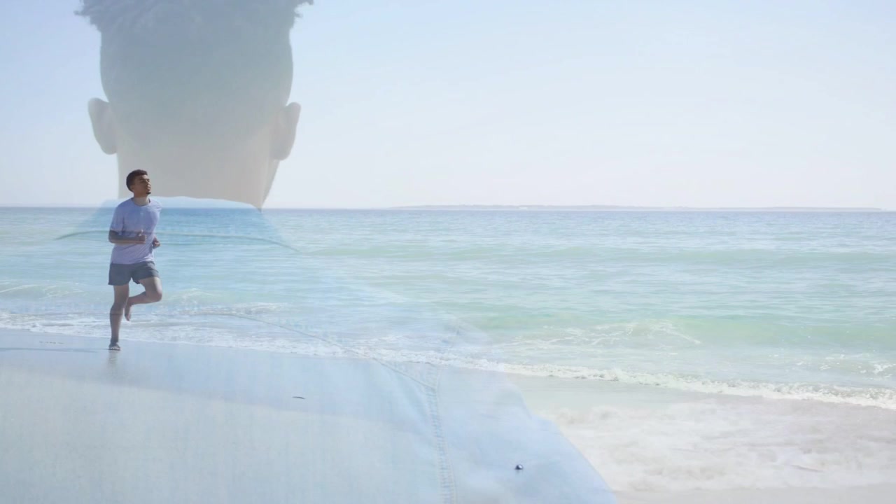 Corridore uomo che entra nell'inquadratura facendo jogging lungo la costa, con una sagoma sfocata che cresce e riempie il cielo per il marketing.