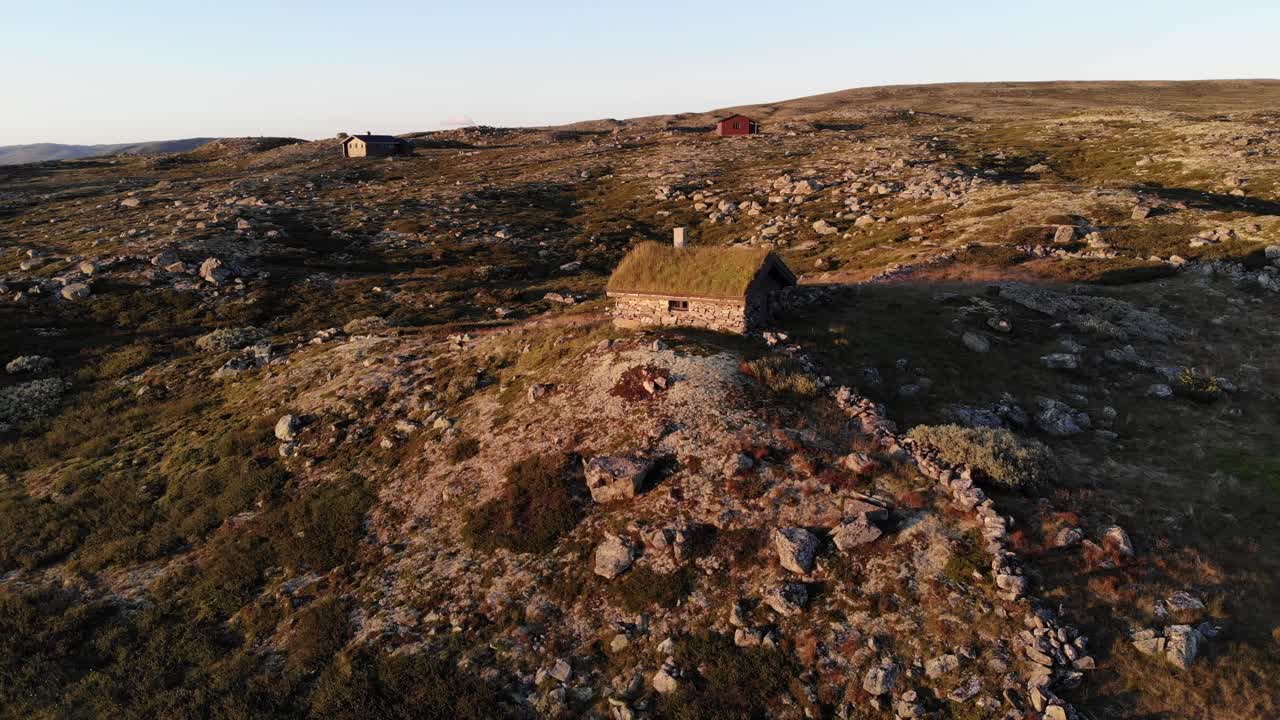 Cabaña de madera tradicional noruega en las montañas.