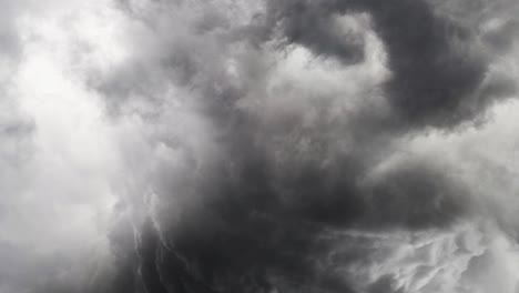 relámpagos en tormenta eléctrica