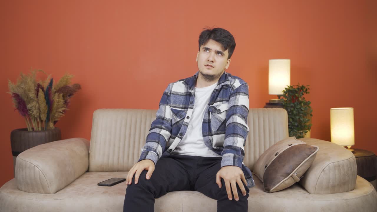 슬프고 슬픈 추억을 생각하는 사람.