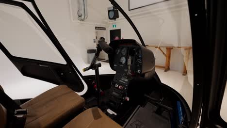 Vergrößern-Eines-Hubschraubercockpits,-Der-Vordersitze-Und-Des-Controllers