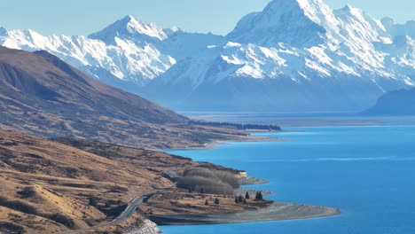 Malerische-Straße-Zum-Mount-Cook-Am-Ufer-Des-Lake-Pukaki