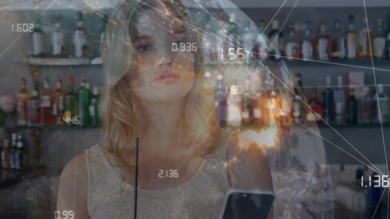 Kvinde scroller på smartphone på en bar, overvåger globus og tekniske data, der lægger sig over telefonen og drinken.