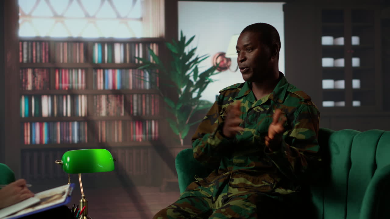 entrevista militar en un entorno de biblioteca