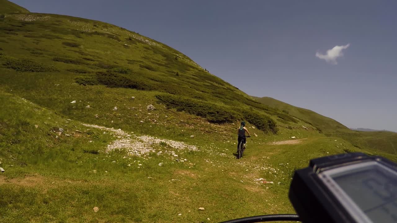 화창한 날 산에서 자전거를 타는 소녀